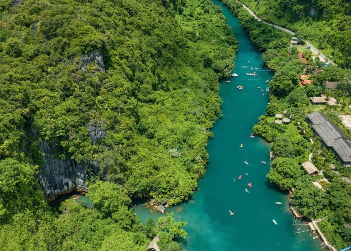 Kayaking 4.5km at Phong Nha Cave (3)